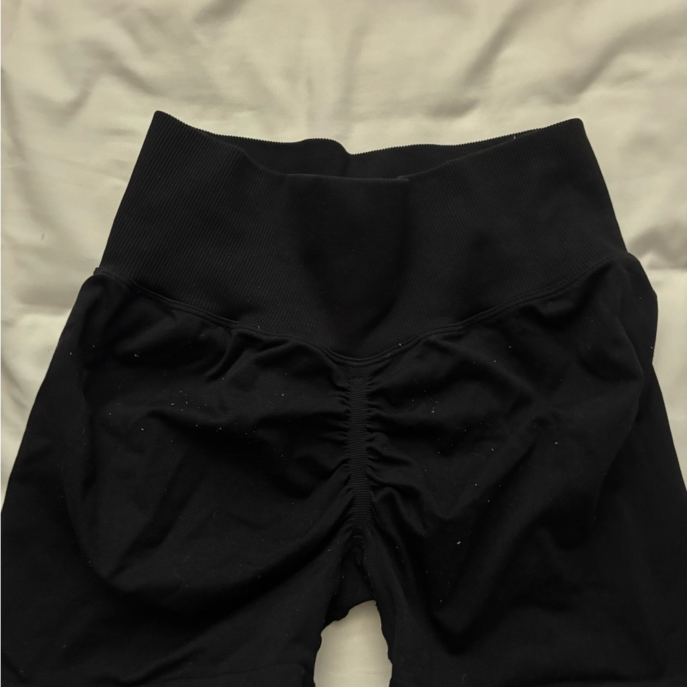 Black biker shorts with scrunch in the back - Picture 2 of 2